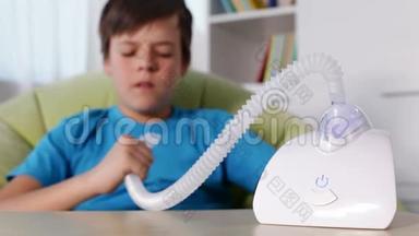 男孩用带吸管的雾化吸入器